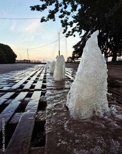 Obraz Working fountain in the center of Dnipro city at sunset