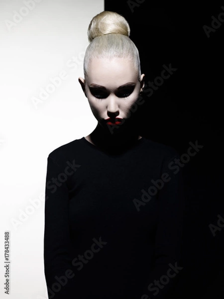 Fototapeta Elegant blode in geometric black and white background