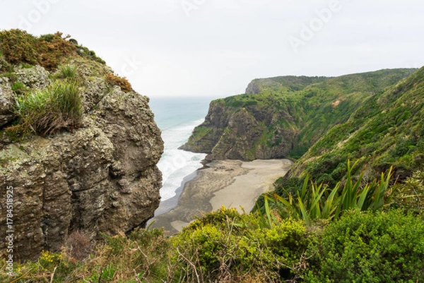 Fototapeta View over Mercer Bay and the Waitākere Ranges, Auckland, New Zealand