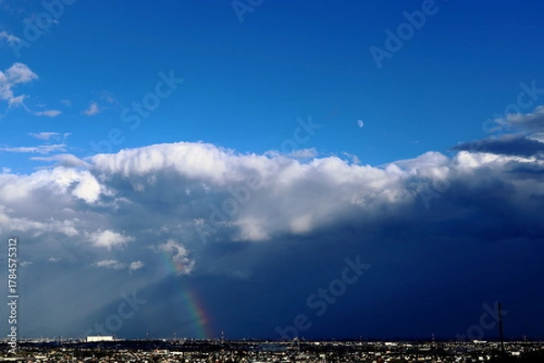 Obraz 岐阜県池田町の雨上がりの虹と雲の影の街並み