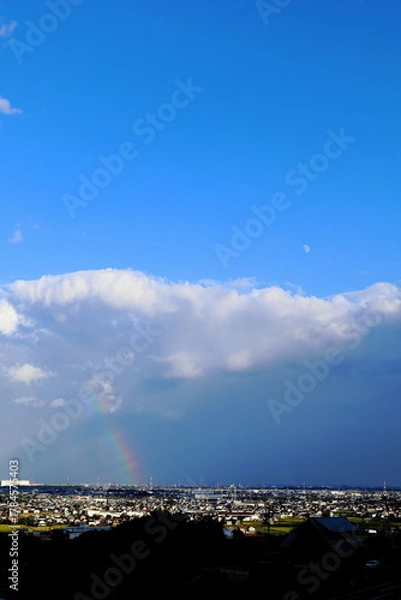 Obraz 岐阜県池田町の雨上がりの消えゆく虹と青空と街並み