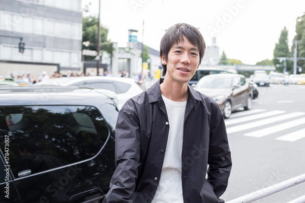 Fototapeta 車で待ち合わせをする男性