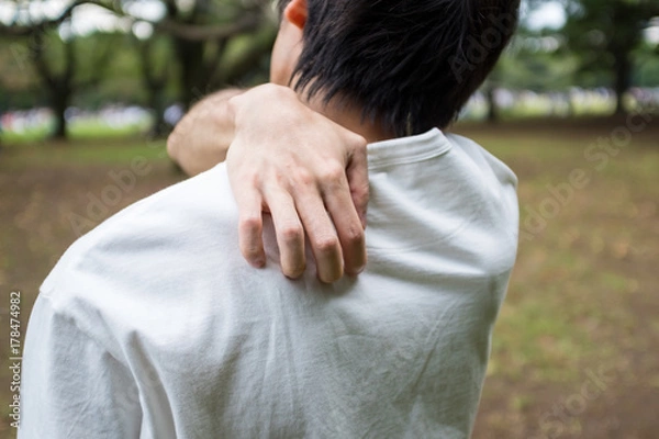 Fototapeta 背中をかく男性
