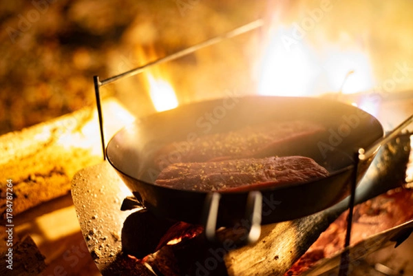 Obraz キャンプでステーキを焼く