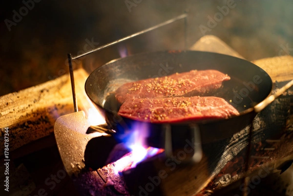Obraz キャンプでステーキを焼く