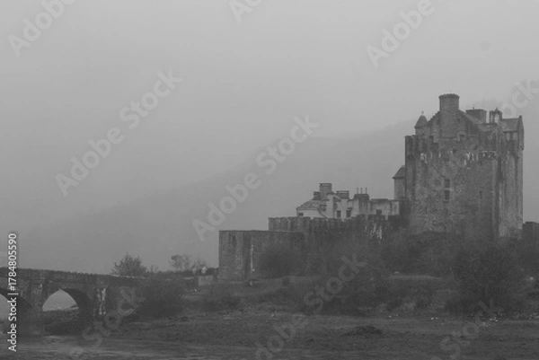 Fototapeta Eilean Donan castle, Loch Duich, in the Scottish Highlands, Scotland