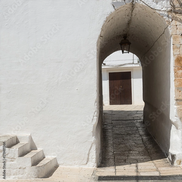 Fototapeta Architectural detail with stairs and arch at Cisternino (Italy)