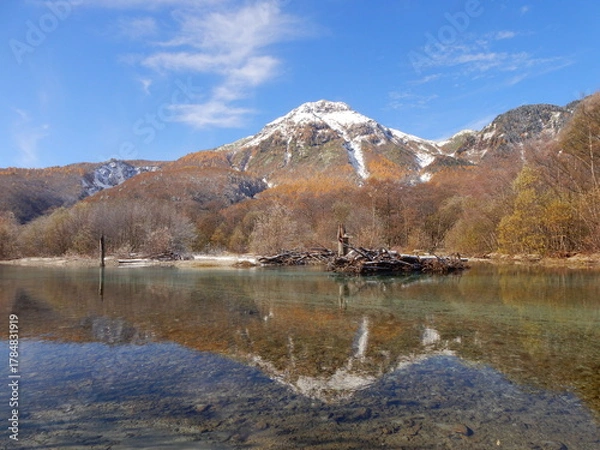 Obraz 青空の青、冠雪の白、紅葉が織り成す晩秋の風景と梓川に反射する焼岳