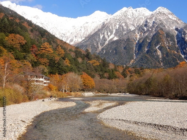 Obraz 山頂の冠雪の白、木々の緑、カラマツの金に秋の上高地が彩られる