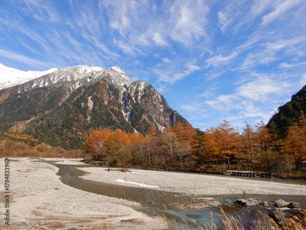 Obraz 雪の白、紅葉の赤、木々の緑が織り成す三段紅葉