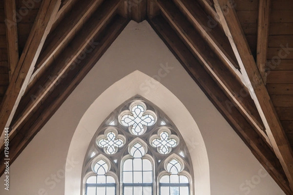 Fototapeta Gotisches Kirchenfenster Maßwerk Vierpass mit Bleiverglasung und Spitzbogen und Eichenbalkendecke in der Stiftskirche in Dettingen an der Erms 