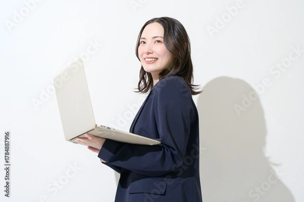 Obraz 白背景でパソコンを持つ日本人女性