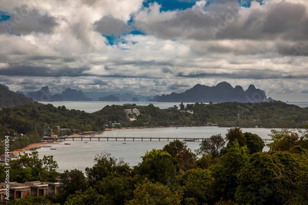 Obraz Beautiful marine nature of Thailand. Waves on the ocean. Green tropical island. Blue clear sky.	
