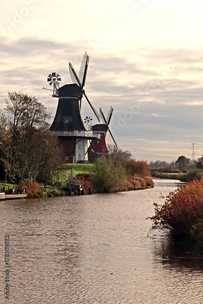 Fototapeta Die Greetsieler Zwillingsmühlen im Gegenlicht