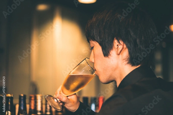 Fototapeta ビールを飲む男性