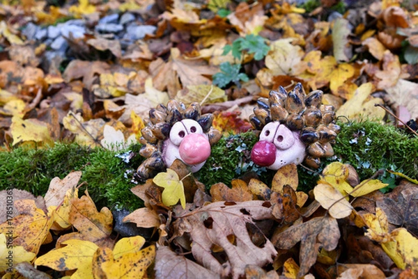 Obraz Niedliche Keramikigelchen mit Herbstlaub