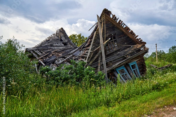 Fototapeta The village of Gorki in the Tver region. This is how abandoned houses die.
