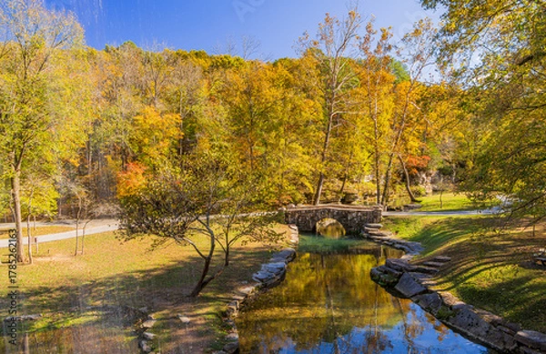 Obraz Sunny view of the beautiful autumn landscape in Dogwood Canyon Nature Park