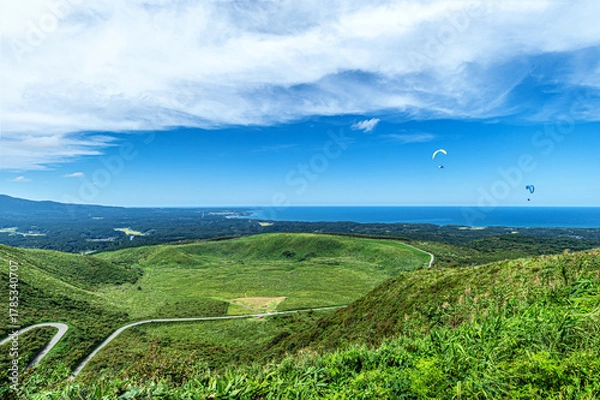 Obraz 【秋田県男鹿半島】寒風山から見た日本海とそれを見ながら飛び回るハンググライダー