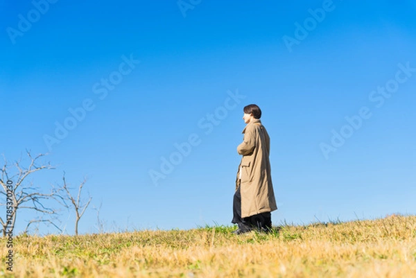 Fototapeta 丘を歩く女性　ライフスタイルイメージ