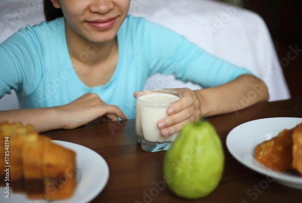 Fototapeta 朝食を食べる若い女性