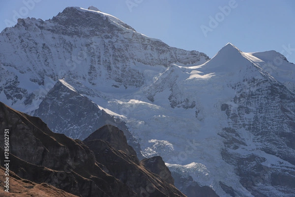 Fototapeta Silhouette der Jungfrau (4158) mit Silberhorn (rechts);
Blick vom Männlichen