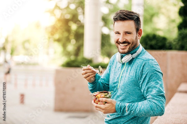 Obraz Man is eating vegetable salad