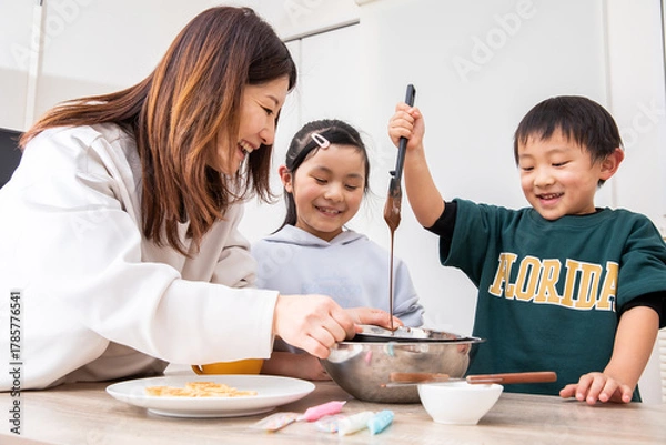 Obraz 楽しくお菓子作りをする親子