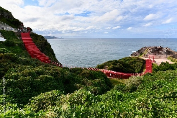 Obraz 日本の山口の赤の鳥居の元乃隅神社