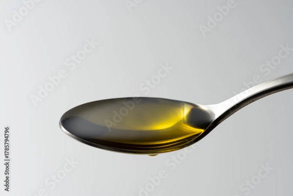Obraz スプーンでオリーブオイルをすくう