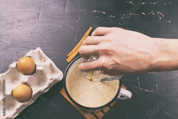 Obraz A man prepares eggnog