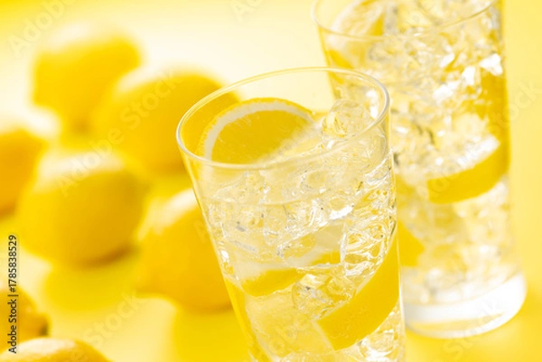 Obraz レモンサワー クローズアップ　黄色