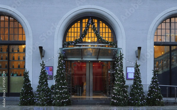 Obraz weihnachtlich geschmückter Eingang