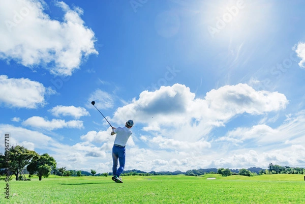 Obraz 緑が綺麗なゴルフ場でプレイする人
