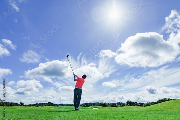 Obraz 緑が綺麗なゴルフ場でプレイする人
