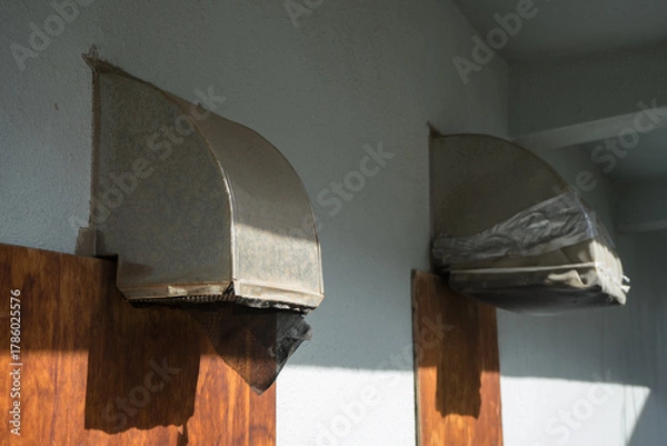 Obraz 並んだ排気ダクト