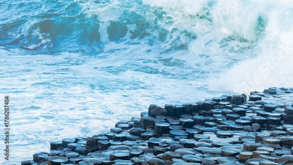 Obraz Dramatic waves crash over the Giant’s Causeway, Northern Ireland – rugged coastal basalt columns landscape”
