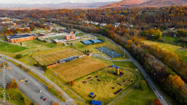 Obraz Eastern State Tennessee fields with mountains in distance during the fall 