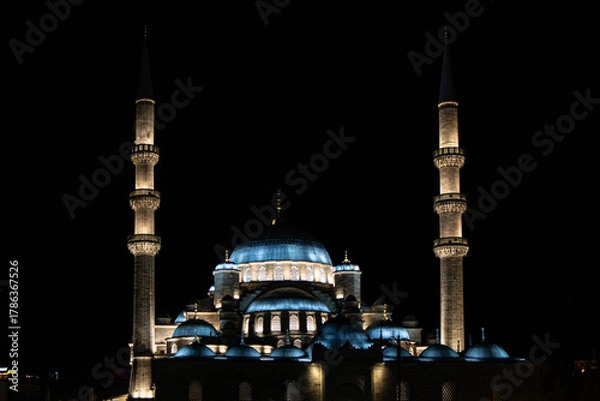 Fototapeta Night view of Yeni Camii mosque