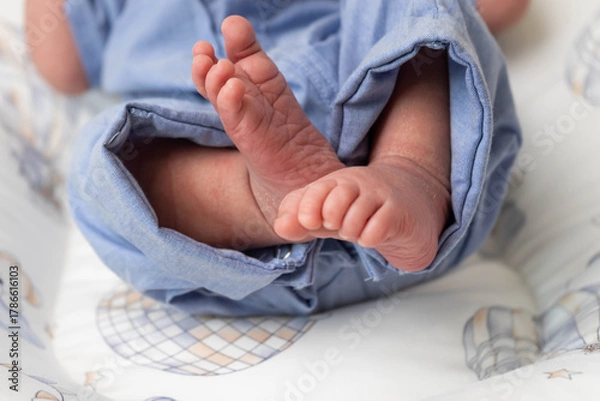 Fototapeta Close-up of baby’s tiny feet wrapped in a soft white towel after bath. Concept of newborn care, tenderness, and childhood innocence. Perfect for baby hygiene, love, and family themes.