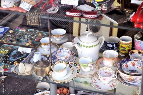 Fototapeta Objects shop showcase with many strange and vintage items. Selective focus.