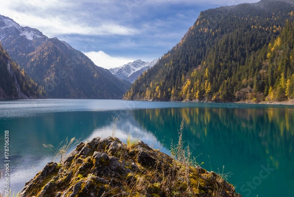 Fototapeta Long Lake in autumn in Jiuzhaigou National Park is a famous lake with crystal clear water and beautiful mountain backdrop. Sichuan, China