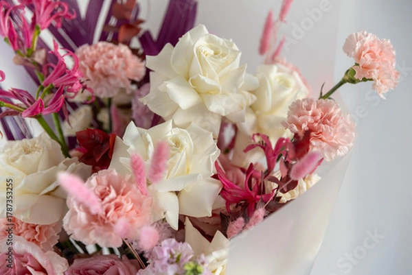 Fototapeta Macro close-up shot highlighting the texture of creamy white roses and delicate pink carnations in a vibrant, stylish modern flower arrangement