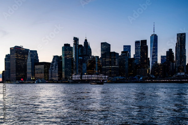 Obraz Manhattan downtown financial district across east river at sunset