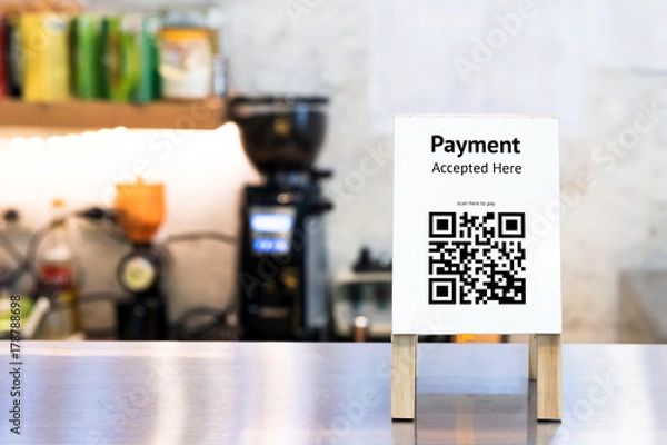 Fototapeta Płatność kodem QR, zakupy online, koncepcja technologii bezgotówkowej społeczeństwa. Kawiarnia przyjęła płatność cyfrową bez pieniędzy, drewniany znacznik na stole.