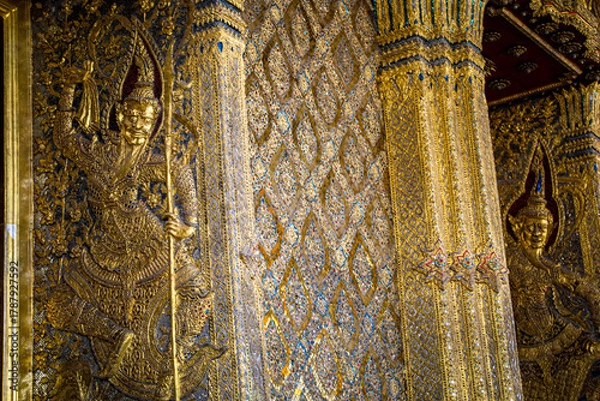 Obraz Wat Phra Kaew or Wat Phra Sri Rattana Satsadaram is temple used for various royal ceremonies during reign of King Rama I. It is temple within the Grand Palace. Inside temple is the Emerald Buddha.