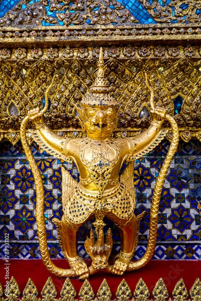 Obraz Wat Phra Kaew or Wat Phra Sri Rattana Satsadaram is temple used for various royal ceremonies during reign of King Rama I. It is temple within the Grand Palace. Inside temple is the Emerald Buddha.