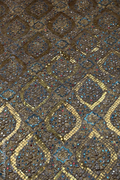 Obraz Wat Phra Kaew or Wat Phra Sri Rattana Satsadaram is temple used for various royal ceremonies during reign of King Rama I. It is temple within the Grand Palace. Inside temple is the Emerald Buddha.