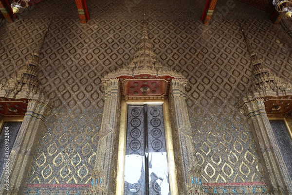 Obraz Wat Phra Kaew or Wat Phra Sri Rattana Satsadaram is temple used for various royal ceremonies during reign of King Rama I. It is temple within the Grand Palace. Inside temple is the Emerald Buddha.