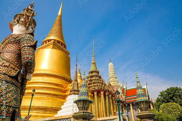 Obraz Wat Phra Kaew or Wat Phra Sri Rattana Satsadaram is temple used for various royal ceremonies during reign of King Rama I. It is temple within the Grand Palace. Inside temple is the Emerald Buddha.